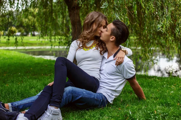 Homem com mulher relaxante — Fotografia de Stock