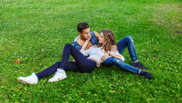 Мужчина с женщиной отдыхают на зеленой траве — стоковое фото