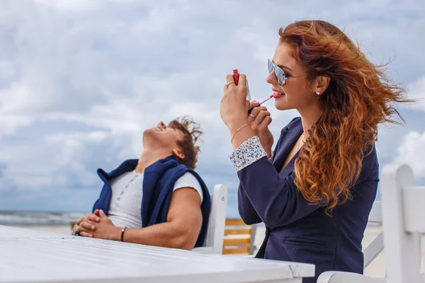 Mulher ruiva e um cara . — Fotografia de Stock