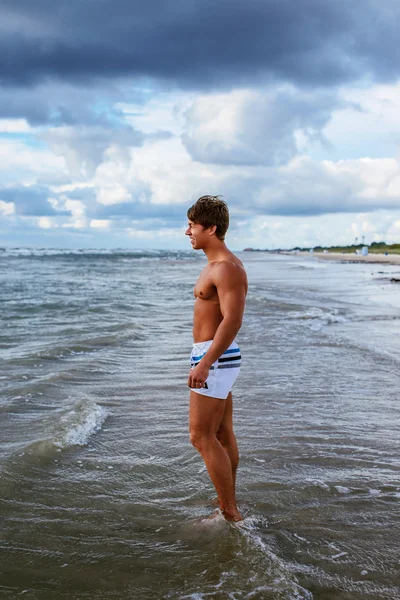 Muscular guy in swimming shorts. — Stock Photo, Image