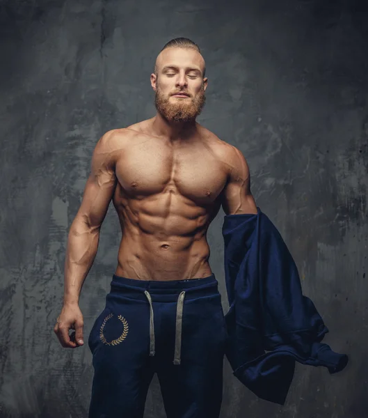 Bonito homem musculoso com barba . — Fotografia de Stock