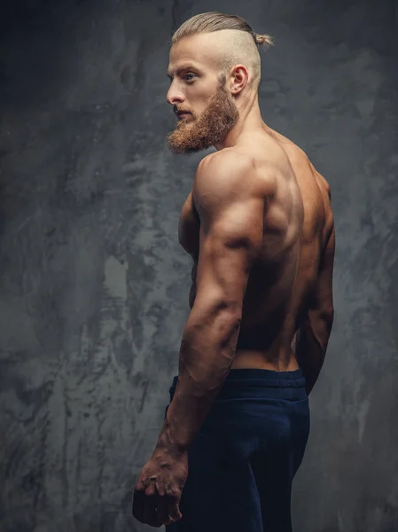 Muskulöser Mann mit Bart posiert — Stockfoto