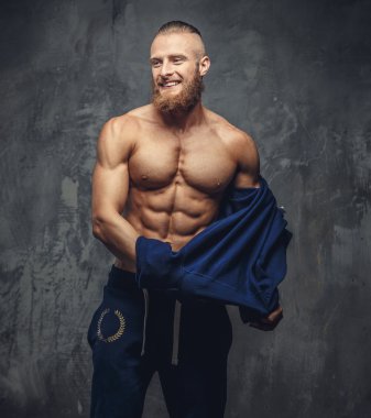 kaslı adam gülümsüyor