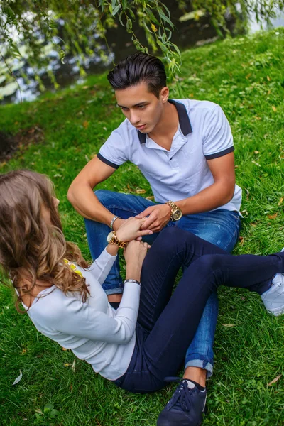 Hombre con mujer relajante —  Fotos de Stock