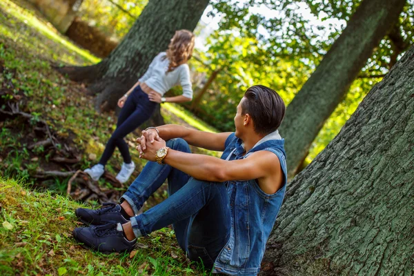 Man zit onder boom — Stockfoto