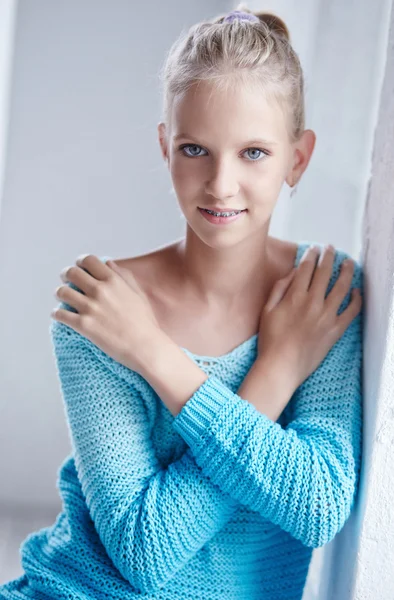 Jovem loira em camisola azul . — Fotografia de Stock