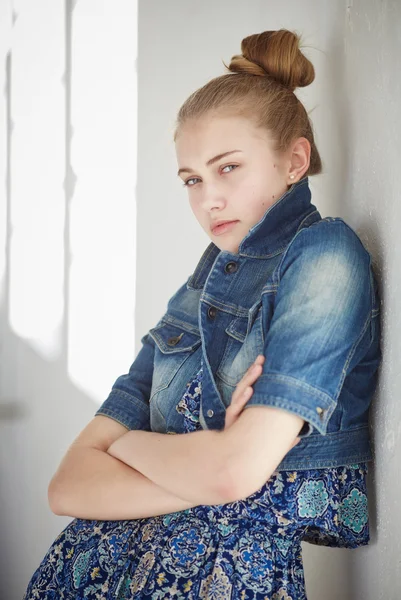 Ciddi genç bayan kot ceketli.