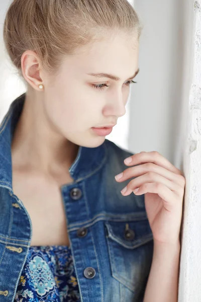 Ernsthafte junge Dame in Jeans — Stockfoto