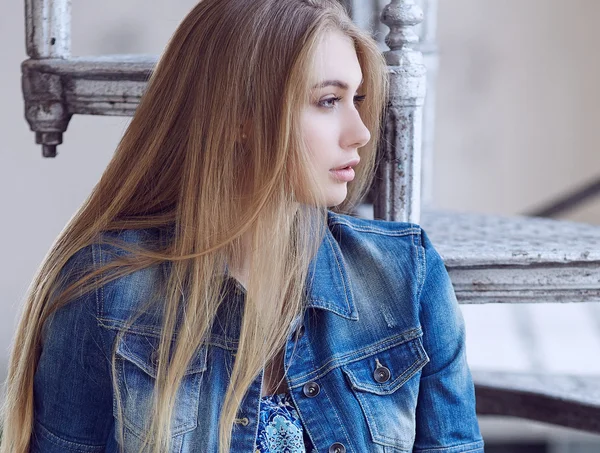 Portrét blonďatá žena v denim jeans bunda. — Stock fotografie