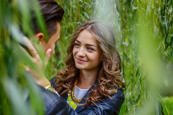 Casual paar genieten van elkaar. — Stockfoto