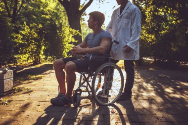 Adam tekerlekli sandalye ve onun doktor