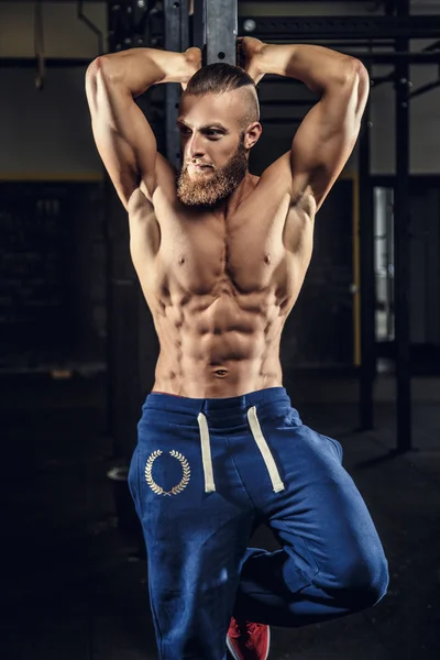Bodybuilder mit Bart im Fitnessstudio. — Stockfoto