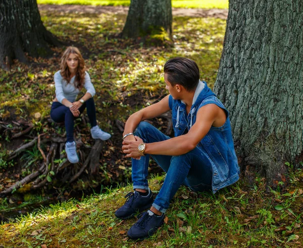Homem de jeans roupas olhando para sua namorada . — Fotografia de Stock