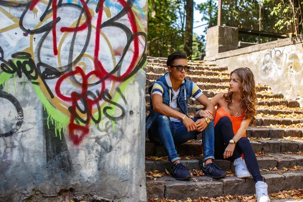 Casal jovem casal sentado — Fotografia de Stock