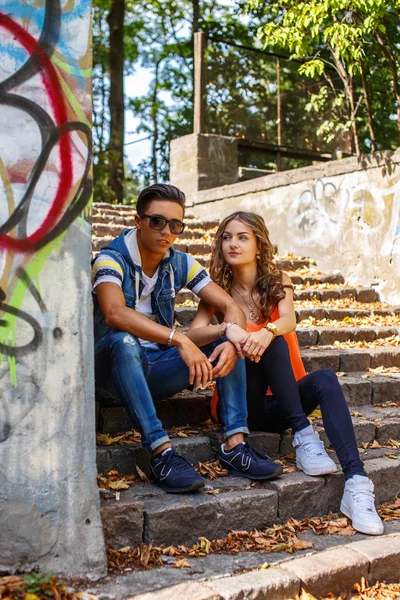 Casal jovem casal sentado — Fotografia de Stock