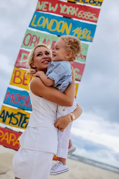 Mujer rubia con su hijo . — Foto de Stock