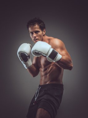 Beyaz eldiven kas boksör.