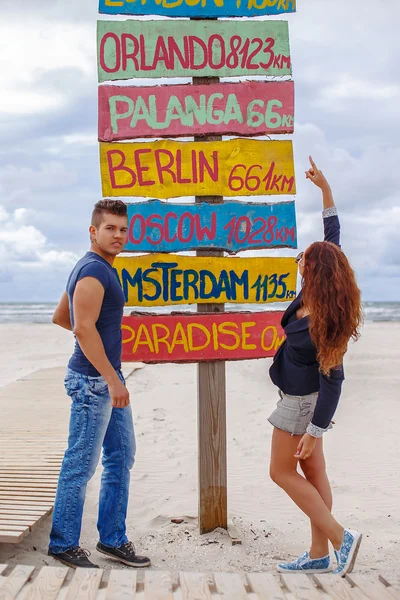 Mulher ruiva e homem muscular posando . — Fotografia de Stock