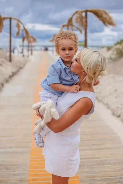 Rubia hembra sosteniendo niño . — Foto de Stock