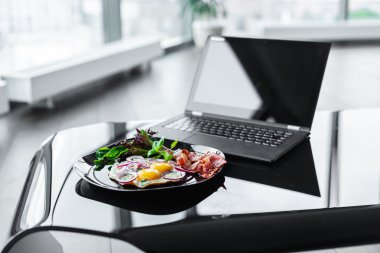 Laptop ve sabah Yemek masasi göz atmak