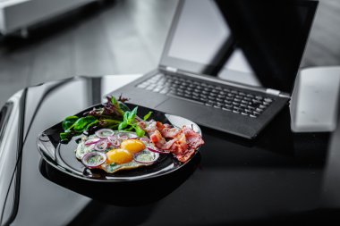 Laptop ve sabah Yemek masasi göz atmak