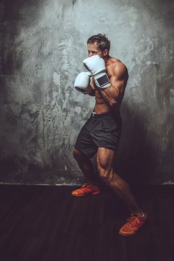 Kas gömleksiz avcı.