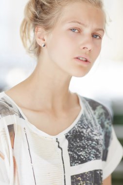 ince sarışın kadın.