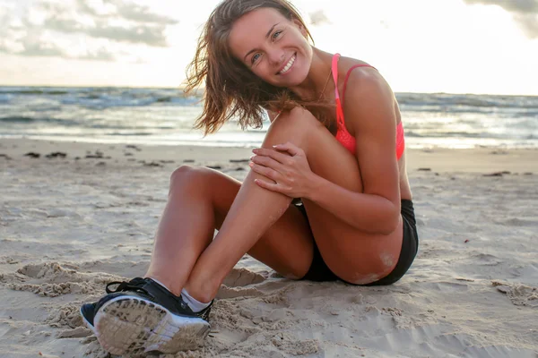 Lächelnde junge Frau in Sportbekleidung. — Stockfoto