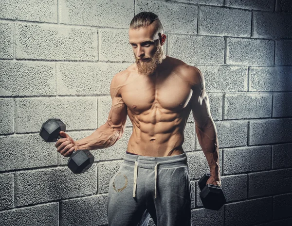 Stark muskulös man med skägg. — Stockfoto