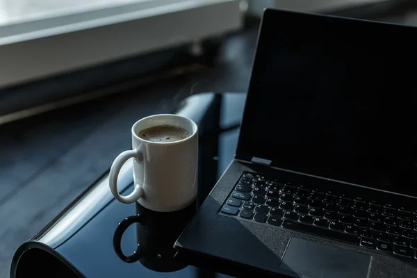 Xícara de café e laptop . — Fotografia de Stock