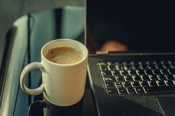 Tasse Kaffee und Laptop. — Stockfoto