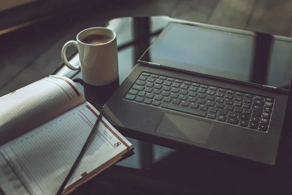 Xícara de café e laptop . — Fotografia de Stock
