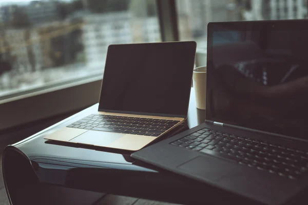 Schwarze und silberne Laptops. — Stockfoto