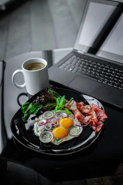 Huevos, café cerca del portátil . — Foto de Stock