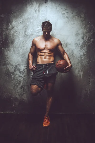 Muskulös man i grå shorts — Stockfoto