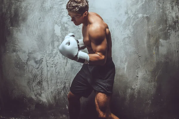 Lutador sem camisa muscular . — Fotografia de Stock