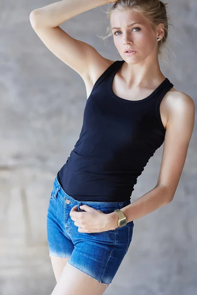 Blond dziewczynka w Jeansowe szorty — Zdjęcie stockowe