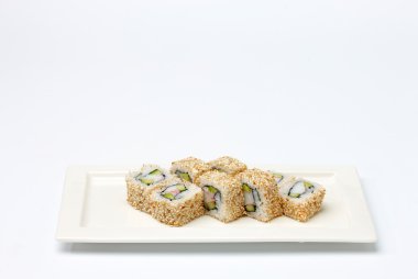 Beyaz tabakta suşi..