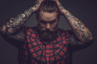 Sakal ve tattooes acımasız adam.