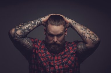 Sakal ve tattooes acımasız adam.