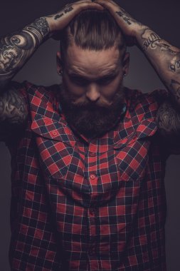 Sakal ve tattooes acımasız adam.