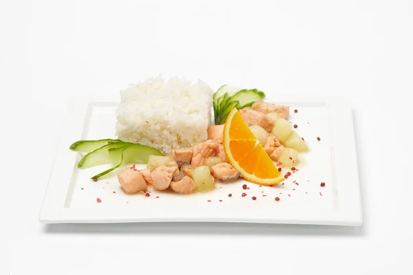 Ikan dan sayuran di piring putih . — Stok Foto