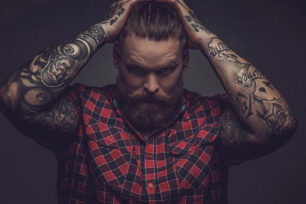 Brutális srác szakáll és tetoválásokat. — Stock Fotó