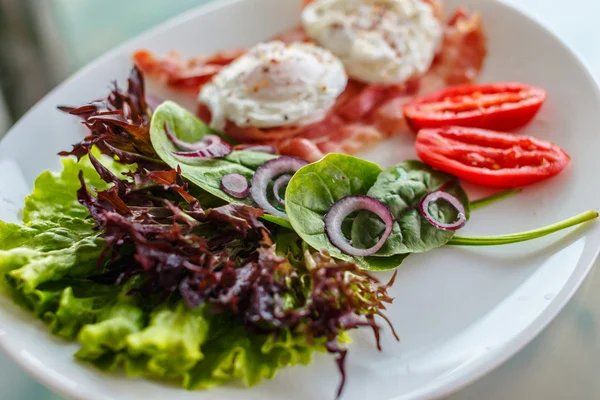 Salada vegetariana em prato . — Fotografia de Stock