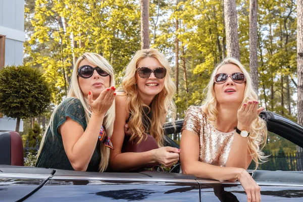 Drei blonde Frauen mit Sonnenbrille. — Stockfoto