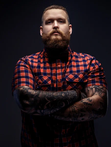 Homem com barba e tatuagens . — Fotografia de Stock