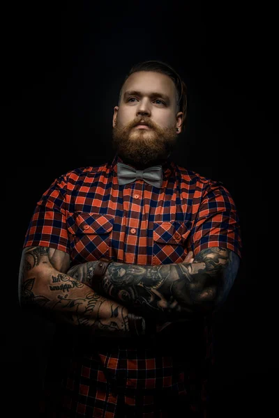 Hombre con barba y tatuajes . — Foto de Stock