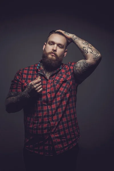 Man in rode t-shirt en tattooes. — Stockfoto