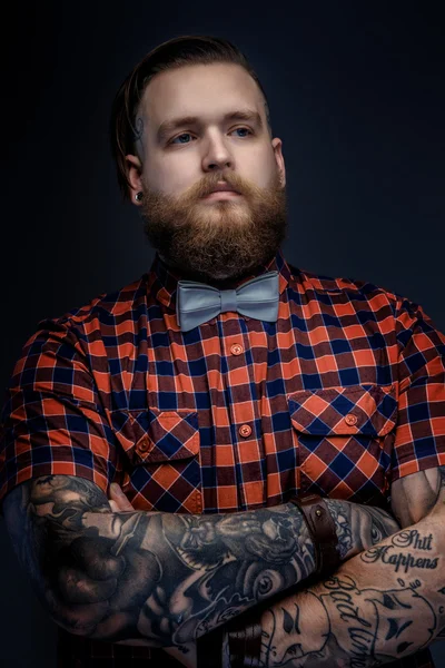 Mannen med skägg och tattooes. — Stockfoto