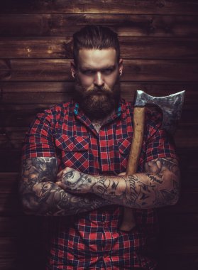 Acımasız adam sakal ve tattooe.